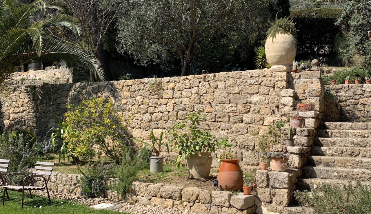 Le mur en pierres sèches
