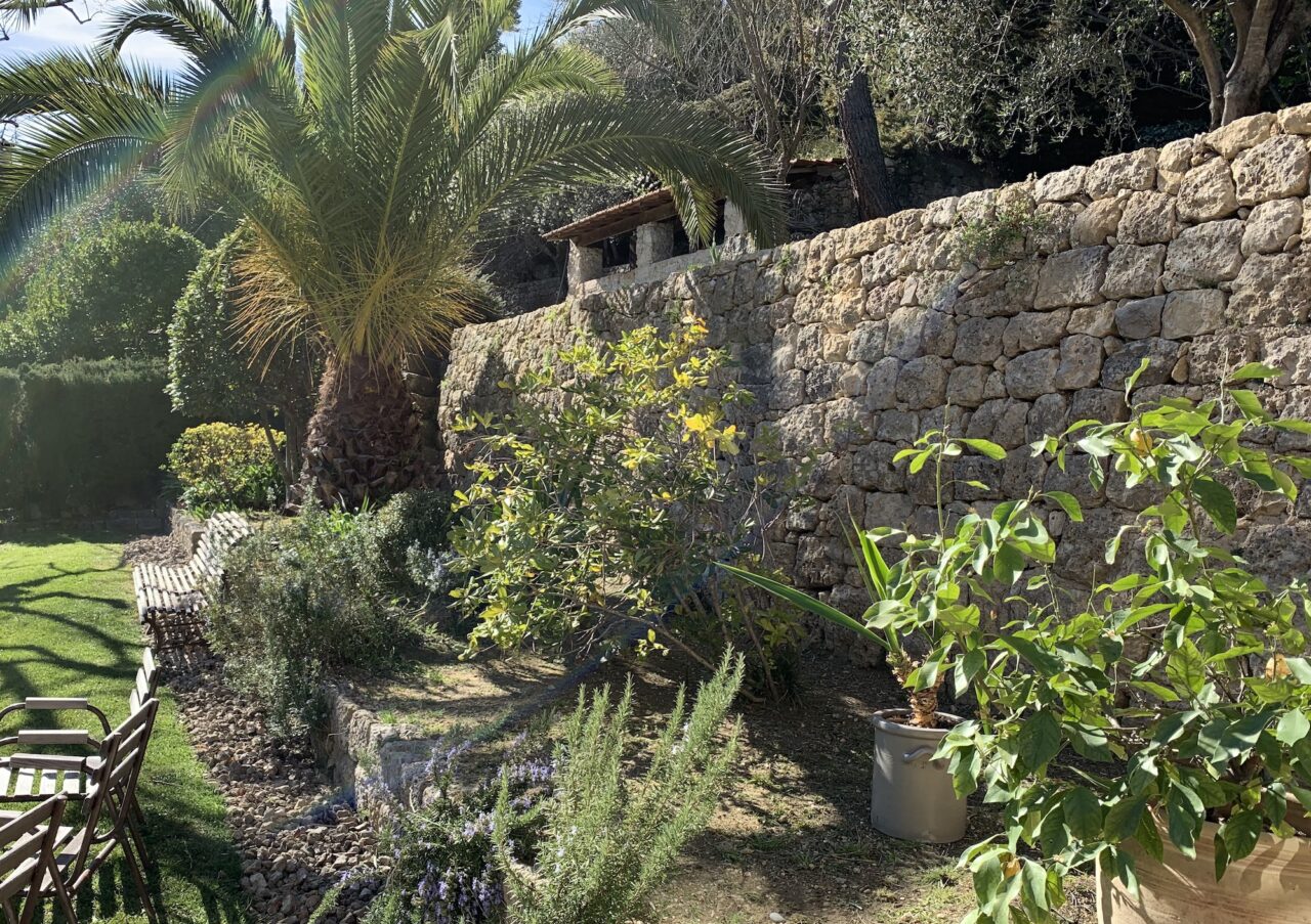 Escalier et jarre provençale